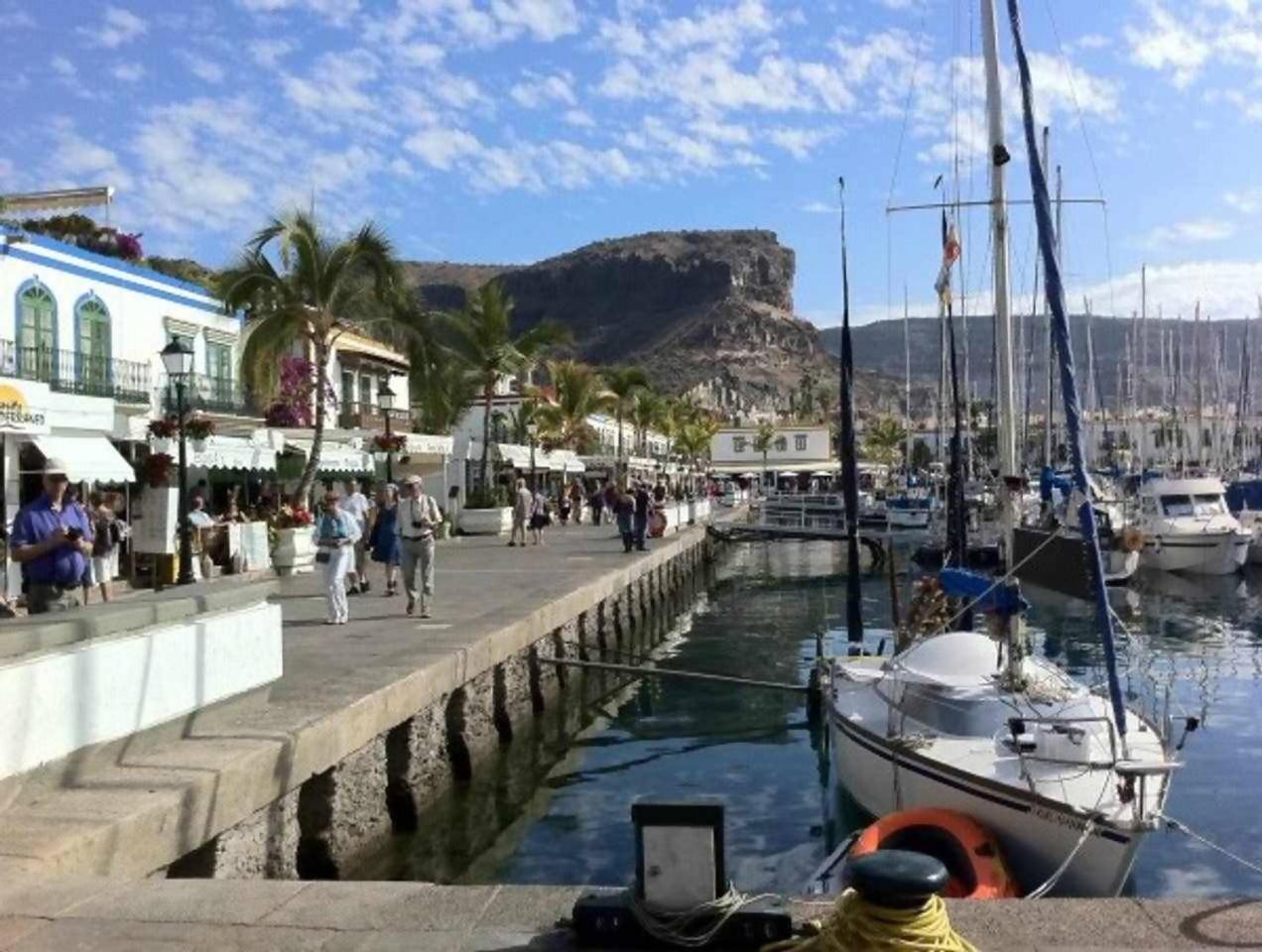 Precioso Yate En El Centro Del Puerto De Mogan Hotel Luaran gambar