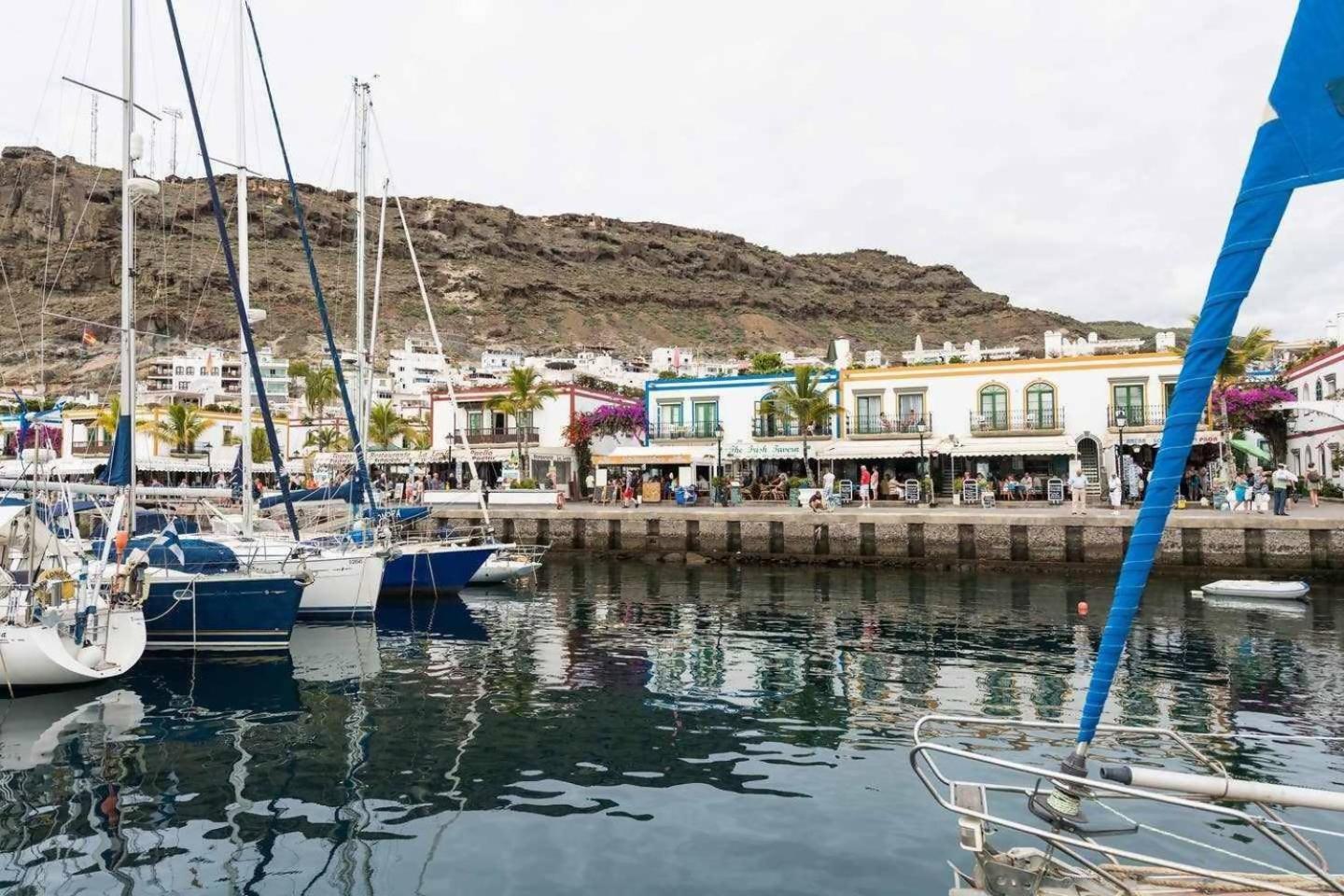 Precioso Yate En El Centro Del Puerto De Mogan Hotel Luaran gambar